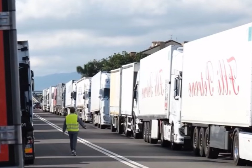 Protesta dei camionisti, Sud Italia a rischio paralisi: «Nei supermercati manca pure la carta igienica»