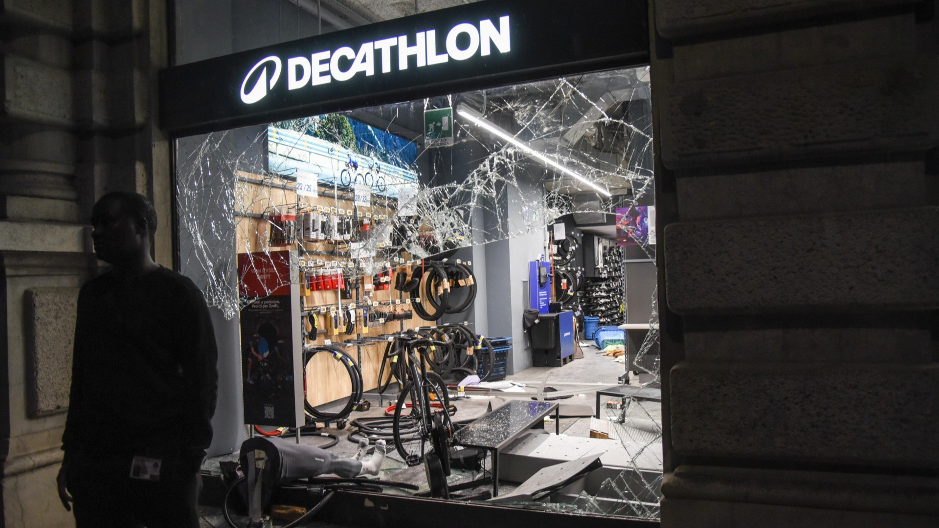 Da Chiasso al Decathlon di Milano, in carcere un diciottenne ticinese