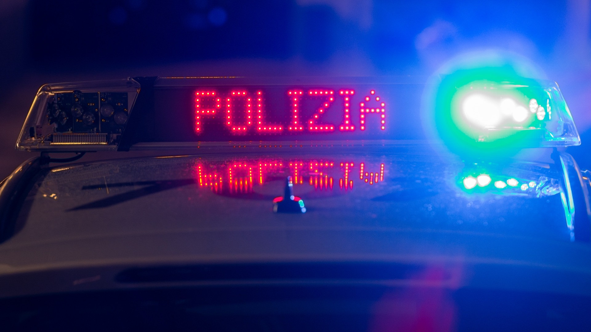 Scappa dalla polizia sull'A2, tampona un veicolo e poi fugge a piedi
