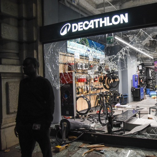 Da Chiasso al Decathlon di Milano, in carcere un diciottenne ticinese