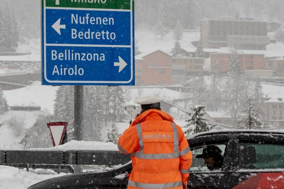 Prima neve, chiusi in anticipo San Gottardo e San Bernardino