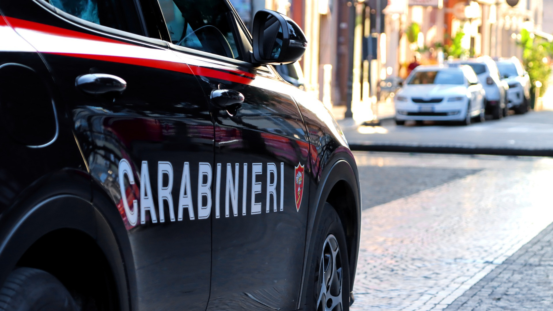 Varese, una decina di minorenni in centro con il passamontagna
