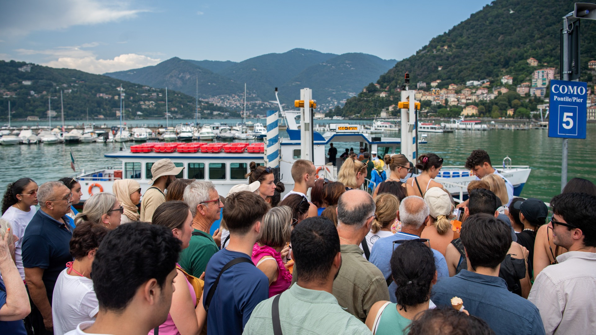 Como, vetrine blindate e turisti: i disordini non arrivano