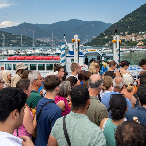 Como, vetrine blindate e turisti: i disordini non arrivano