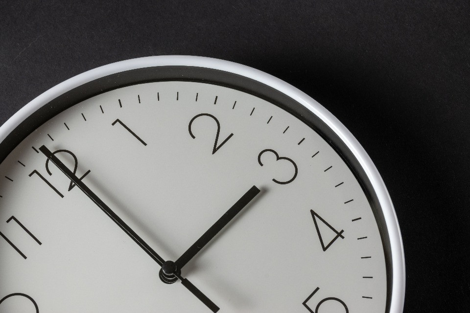 Torna l'ora solare: vale davvero la pena spostare le lancette due volte all'anno?