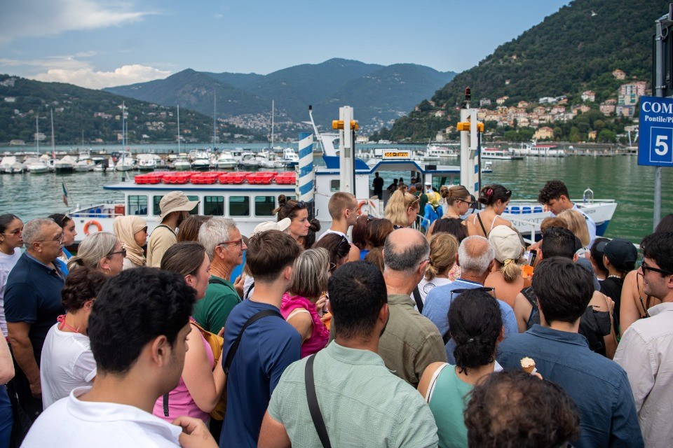 Como, vetrine blindate e turisti: i disordini non arrivano