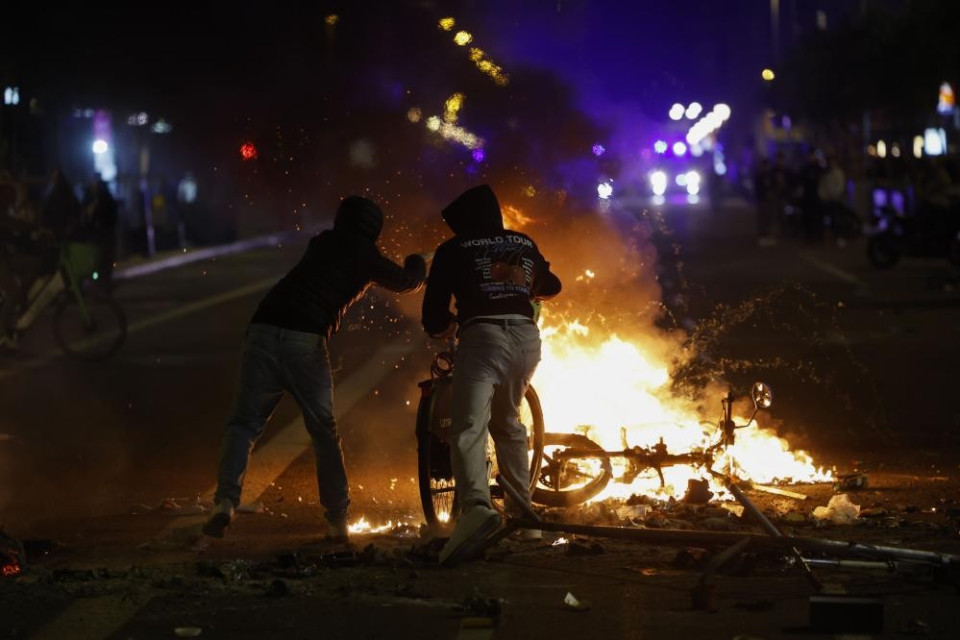Disordini anche a Barcellona, un centinaio di arresti
