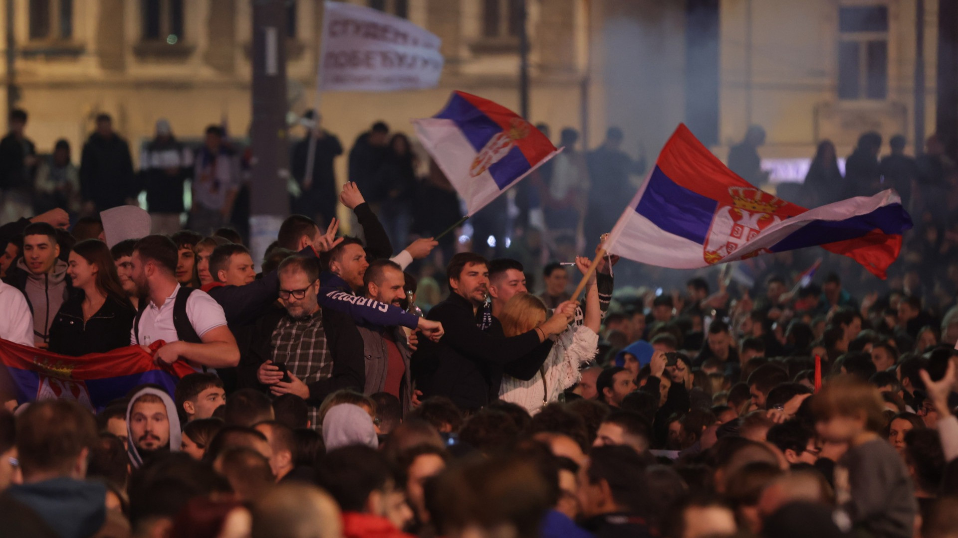 Serbia, la lista degli studenti avanti nello spoglio, festa fino all’alba