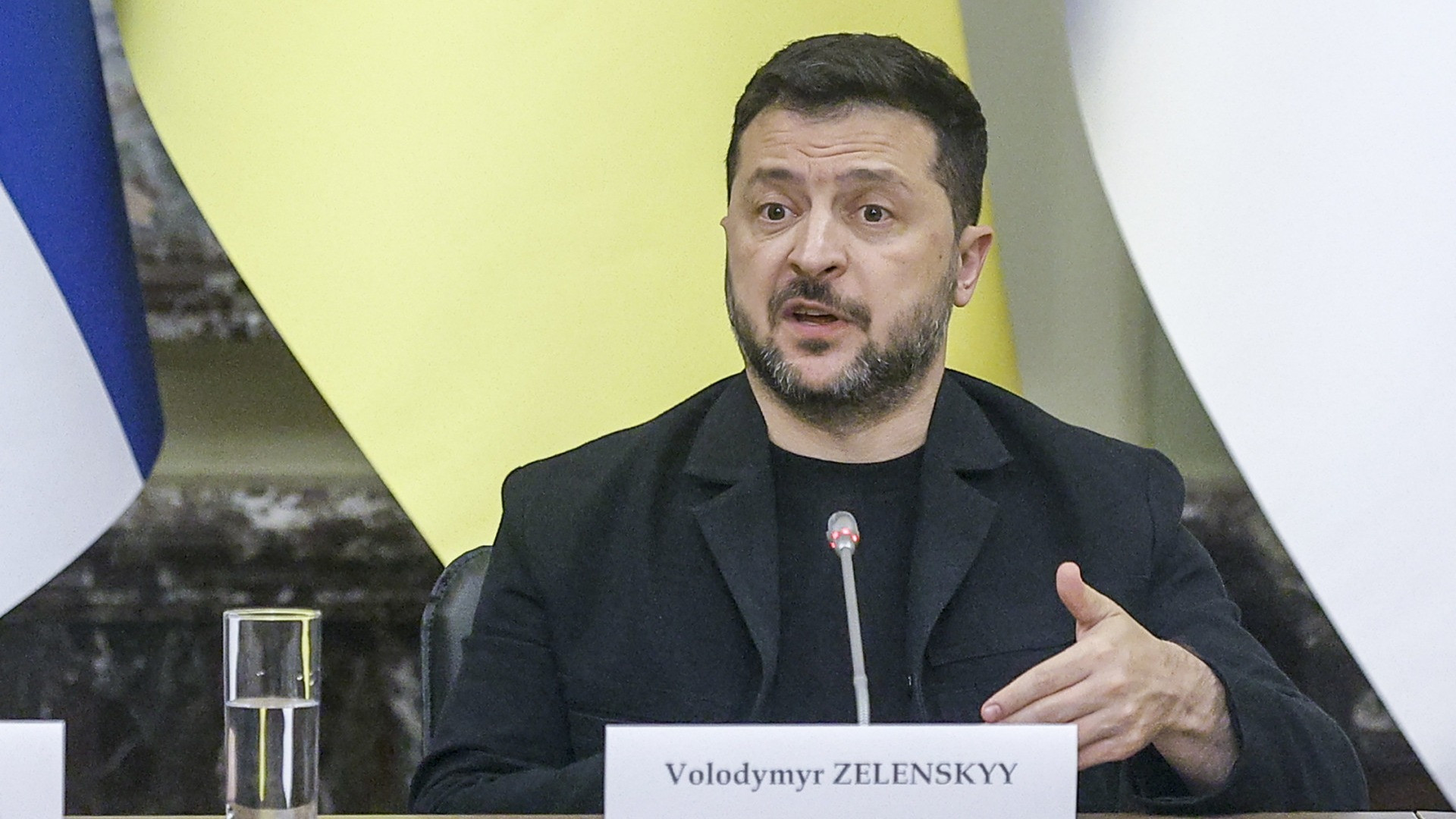 Zelensky conferma: a novembre si terrà un incontro tra russi, ucraini e americani