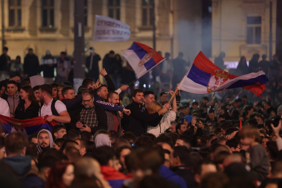 Serbia, la lista degli studenti avanti nello spoglio, festa fino all’alba