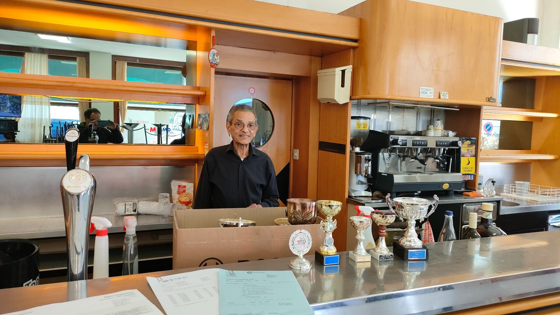 Chiude un altro storico bar: «Questa era casa mia, purtroppo devo andarmene»