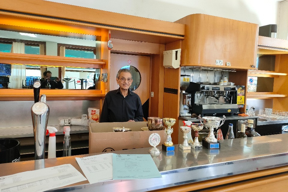 Chiude un altro storico bar: «Questa era casa mia, purtroppo devo andarmene»