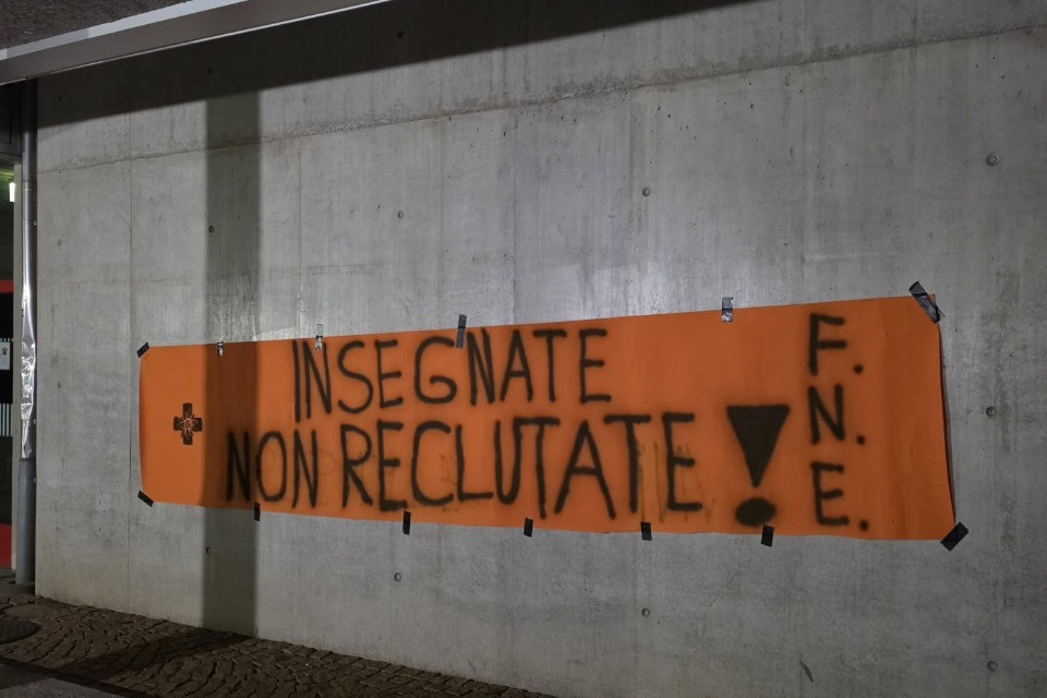 Il Fronte nazionale elvetico colpisce di nuovo: appesi nella notte altri due striscioni