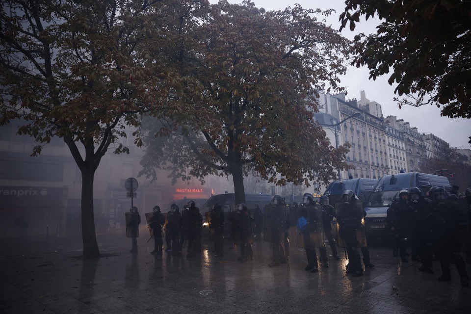 Caos in Francia, oltre 2.500 i negozi colpiti dalle devastazioni