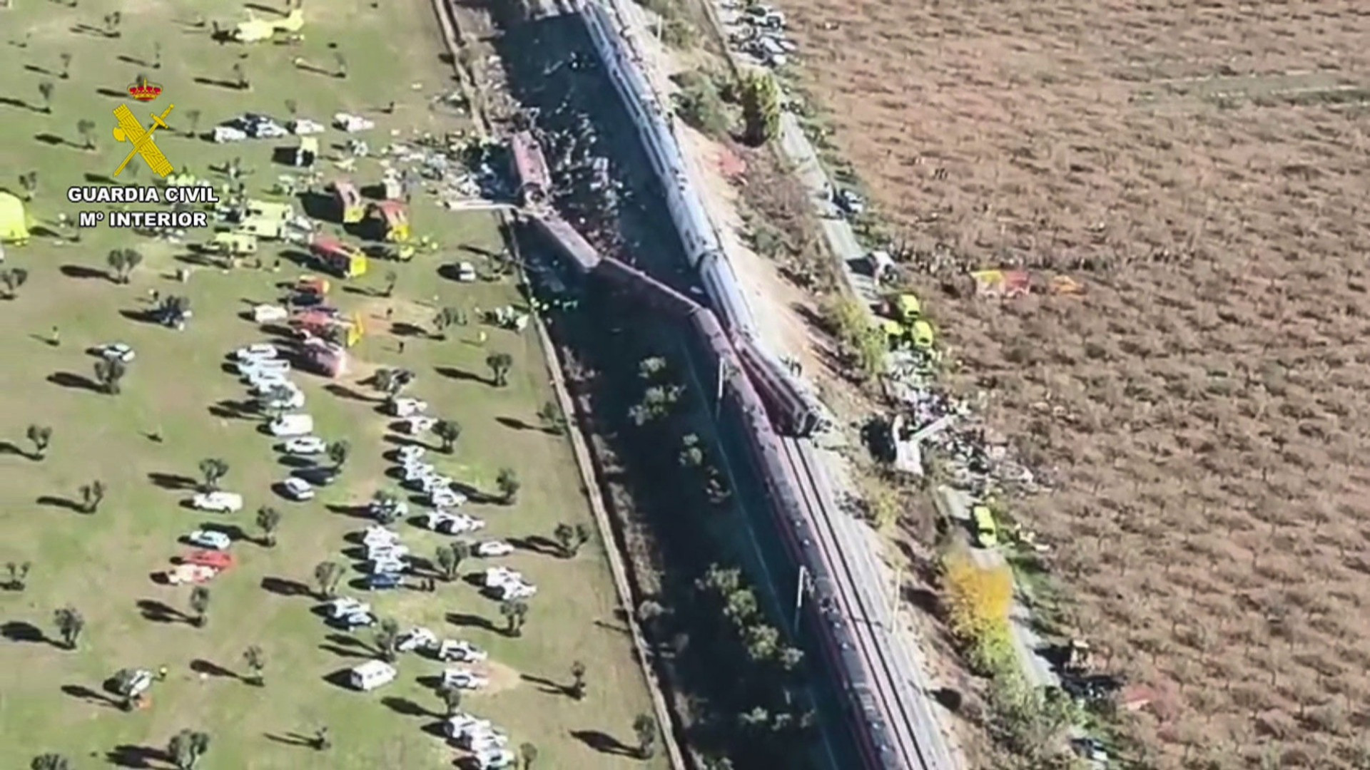 Disastro ferroviario in Spagna, le immagini dall’alto mostrano i vagoni nella scarpata
