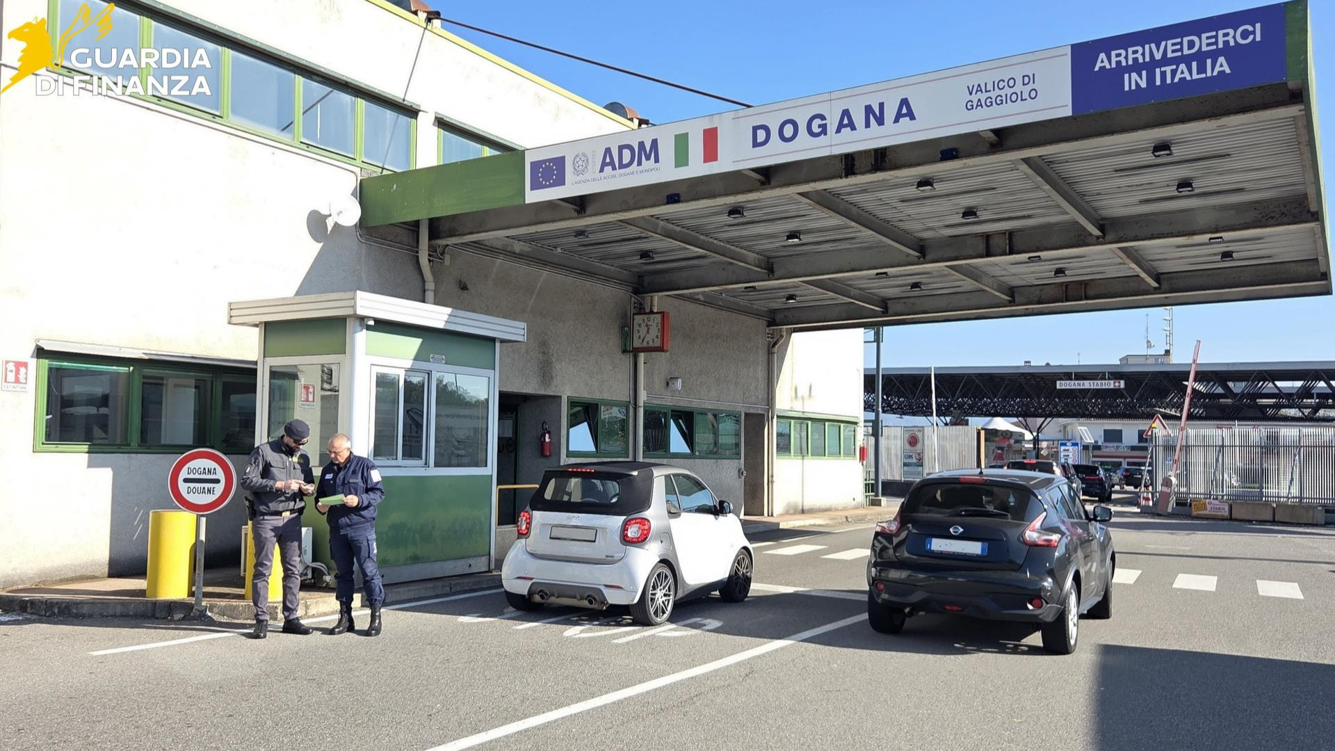 Al valico di Gaggiolo con borsa e foulard di lusso non dichiarati