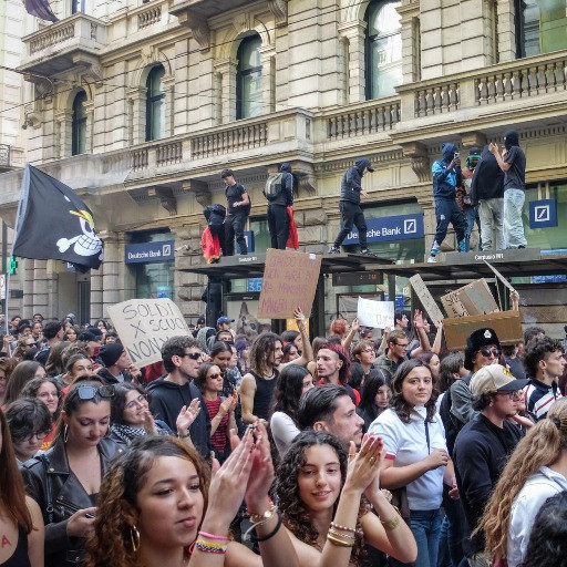 Movimento 17 ottobre, scarcerato il trentenne indicato come la «mente»