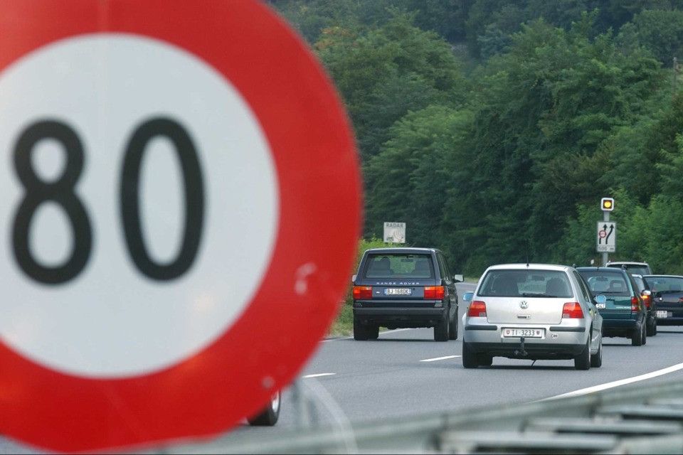 Carenza di carburante, la Confederazione valuta di ridurre la velocità sulle strade