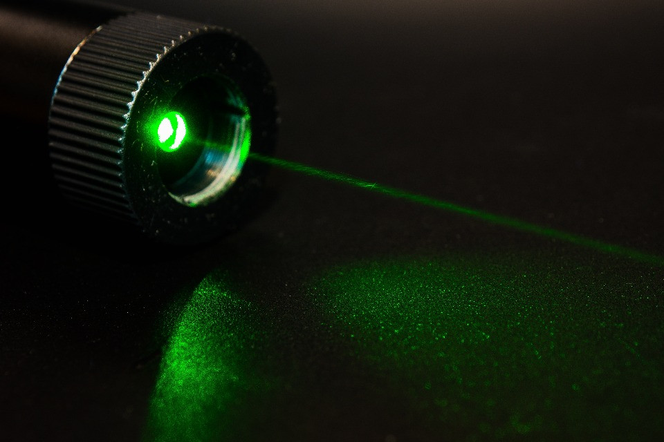 Laser puntato contro un elicottero, in tre con lesioni agli occhi