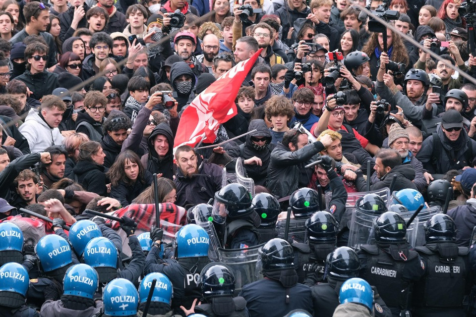 Il filone disinformativo che racconta della polizia che si unisce alle proteste