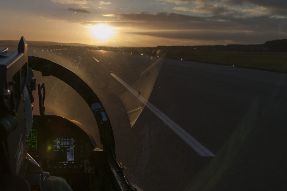 Due F/A-18 rompono il muro del suono sopra Lucerna
