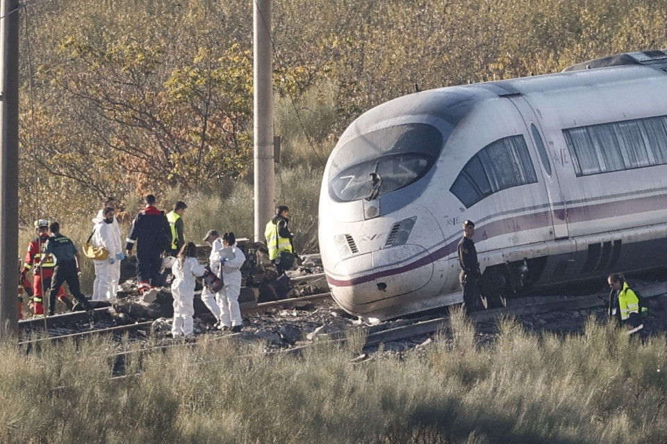 Scontro tra treni in Spagna: le registrazioni audio e il presunto errore del centro di controllo