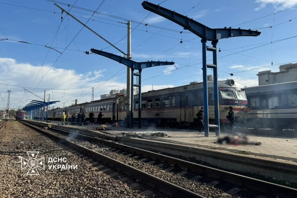 L'attacco russo alla stazione ferroviaria di Dnipro: «Un atto terroristico, Mosca non vuole la pace»