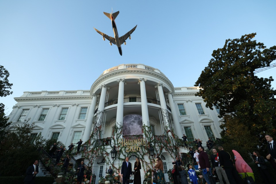 Non solo i dolcetti: alla Casa Bianca, per Halloween, spunta anche l'Air Force One di Trump
