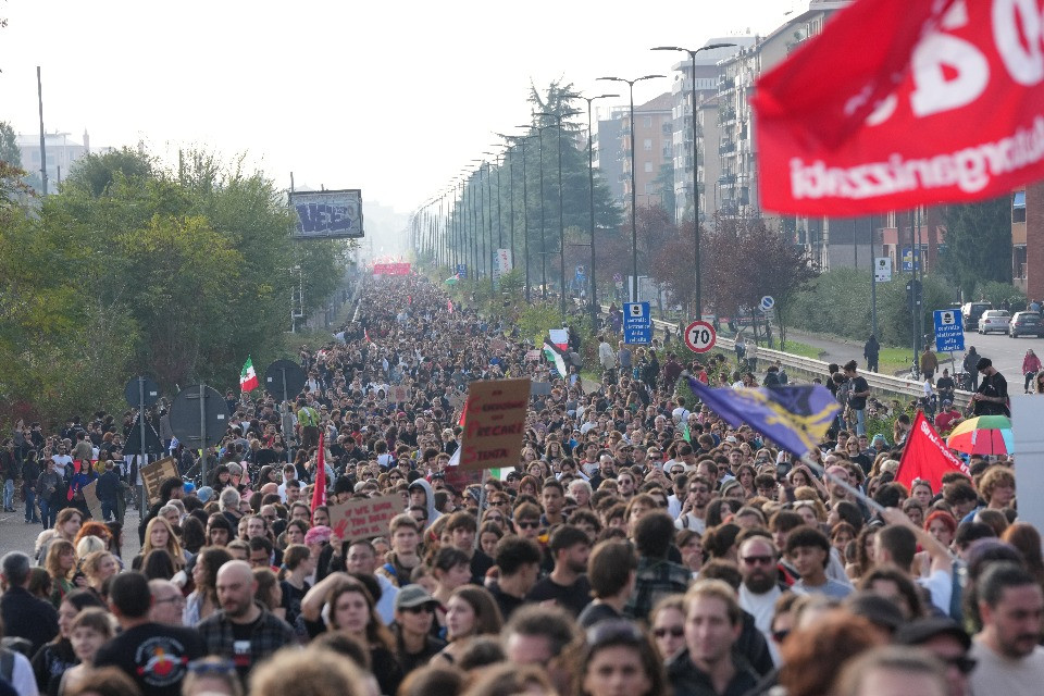 Sciopero generale, migliaia in piazza: a Milano in 35 mila sulla Tangenziale Est