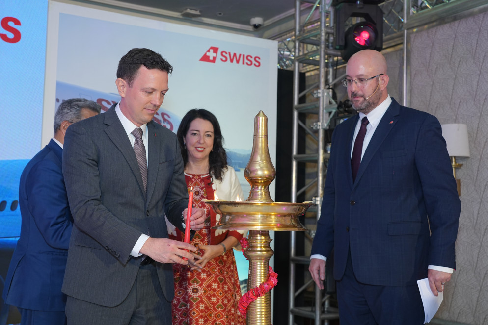 Jens Fehlinger, a sinistra, assieme all'ambasciatrice svizzera in India Maya Tissafi e al responsabile vendite del Gruppo Lufthansa per l'Asia del sud Kevin Markette. © Swiss