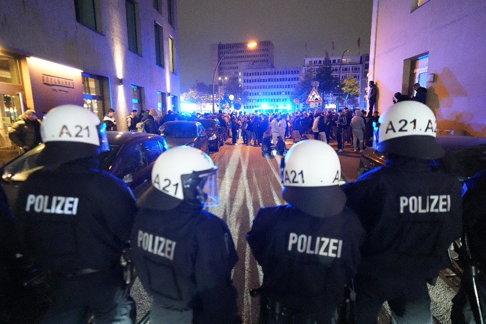 Corteo giovani ad Amburgo: barricate a fuoco e petardi contro la polizia
