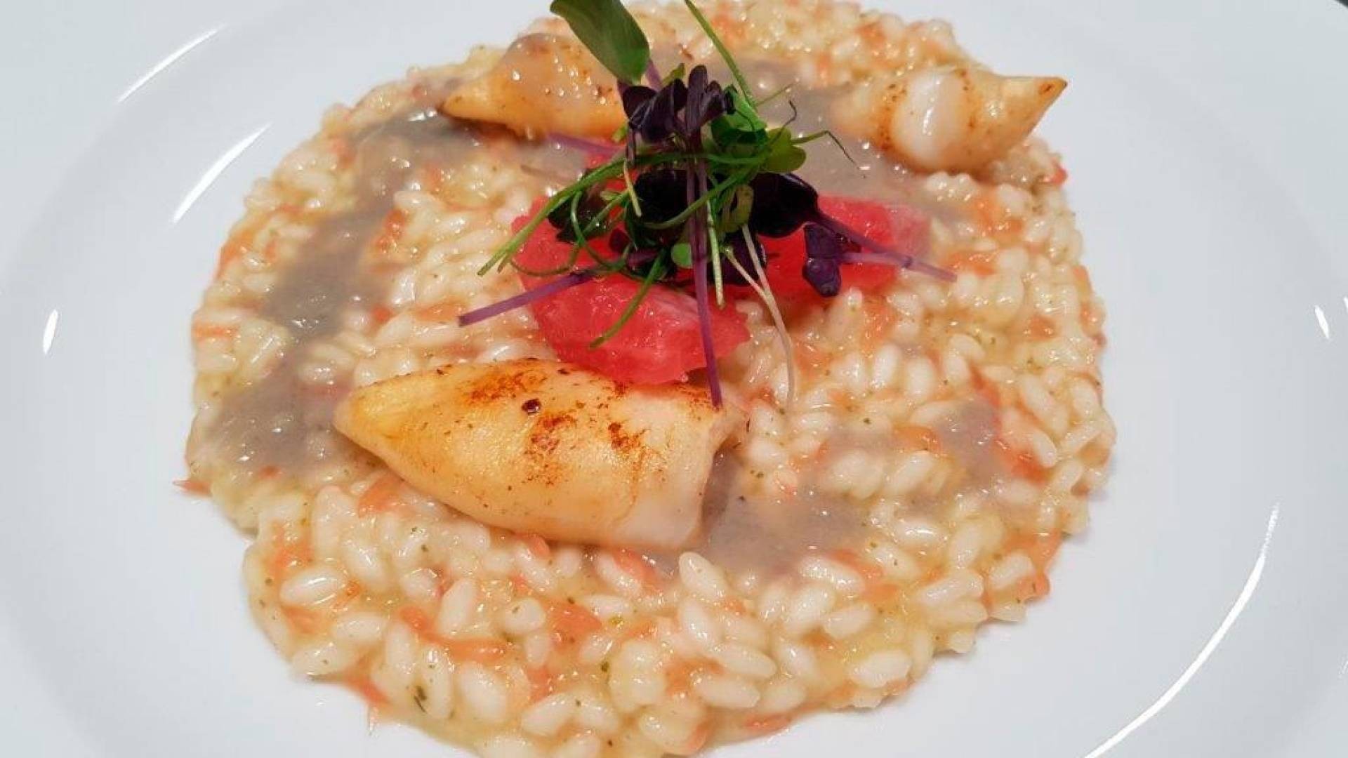 Risotto alle erbe e pompelmo rosa, calamaretti e ostriche