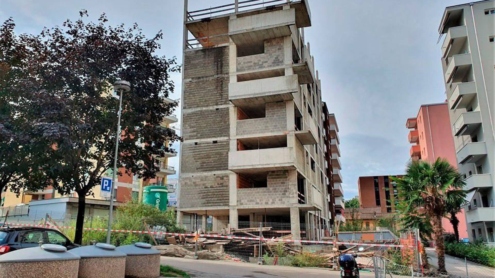 Cantiere abbandonato ridotto a una discarica