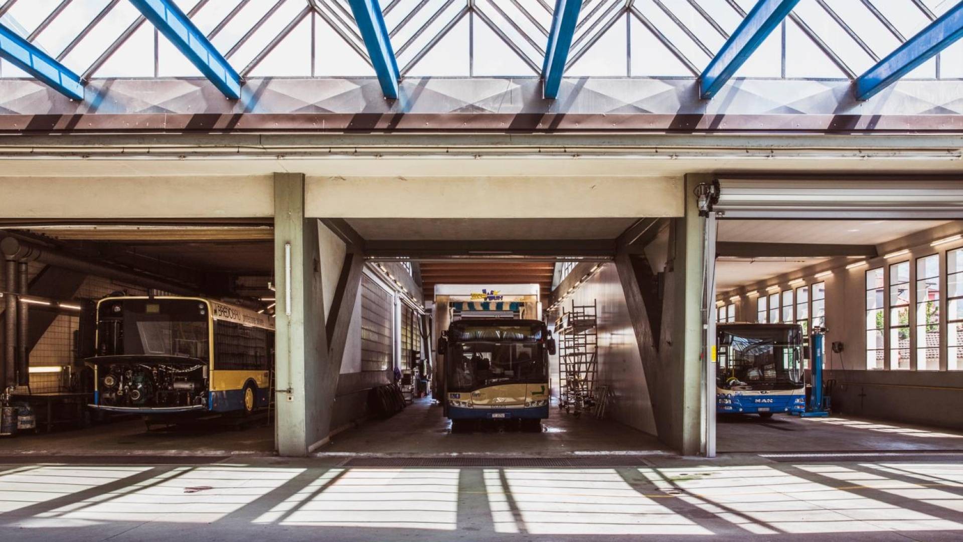 Dietro le quinte degli autobus e dei trenini blu