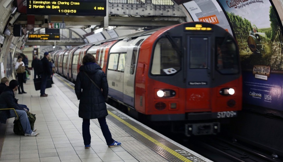 Uomo In Escandescenze Metro Di Londra Evacuata